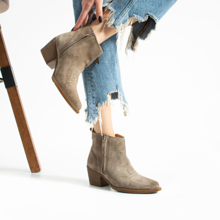 Botine cowboy scurte de damă, bej, cu toc, din piele întoarsă naturală Valeria