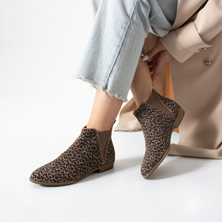 Botine elegante de damă, plate, din piele întoarsă cu imprimeu leopard Monte