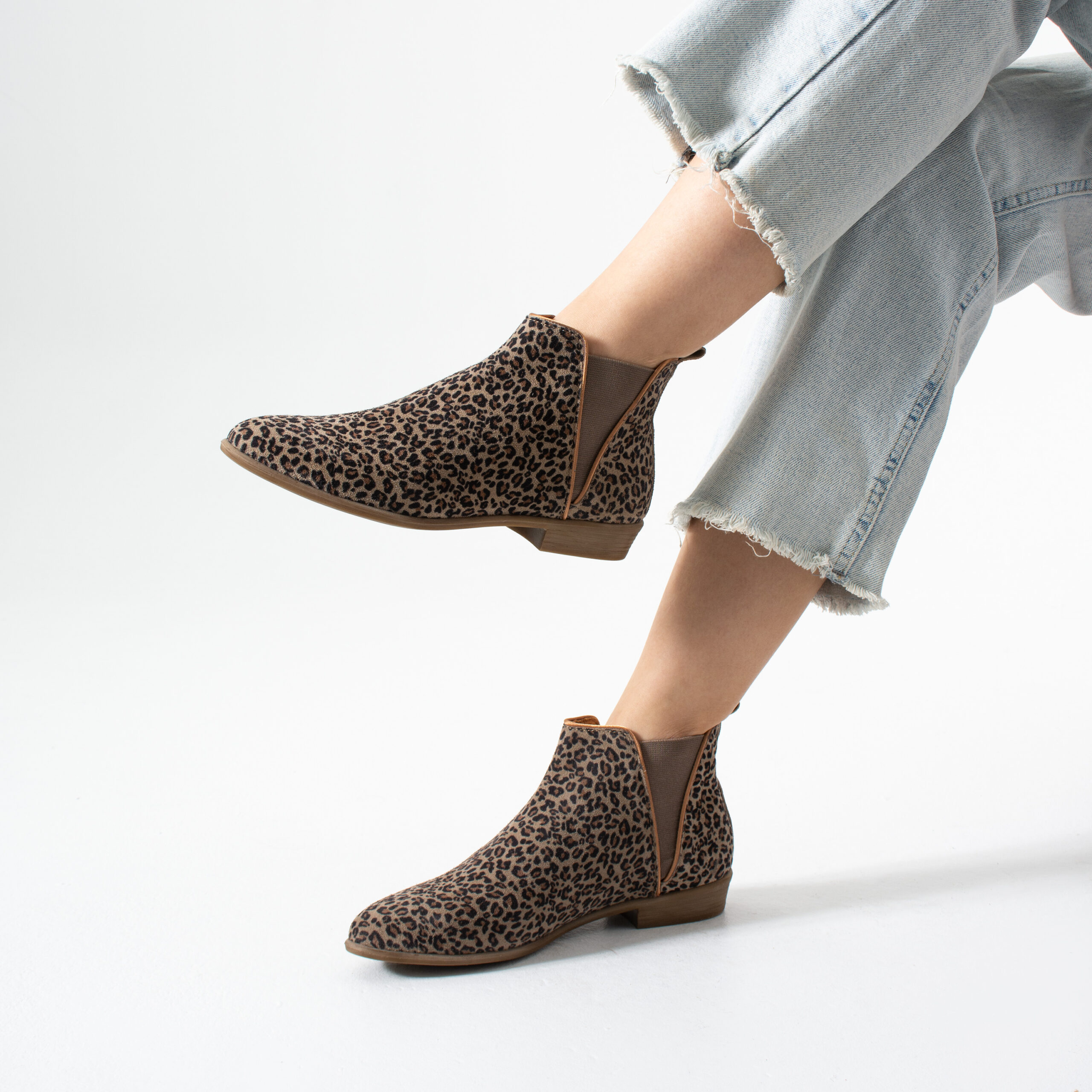 Botine elegante de damă, plate, din piele întoarsă cu imprimeu leopard Monte Botine elegante de damă, plate, din piele întoarsă cu imprimeu leopard Monte