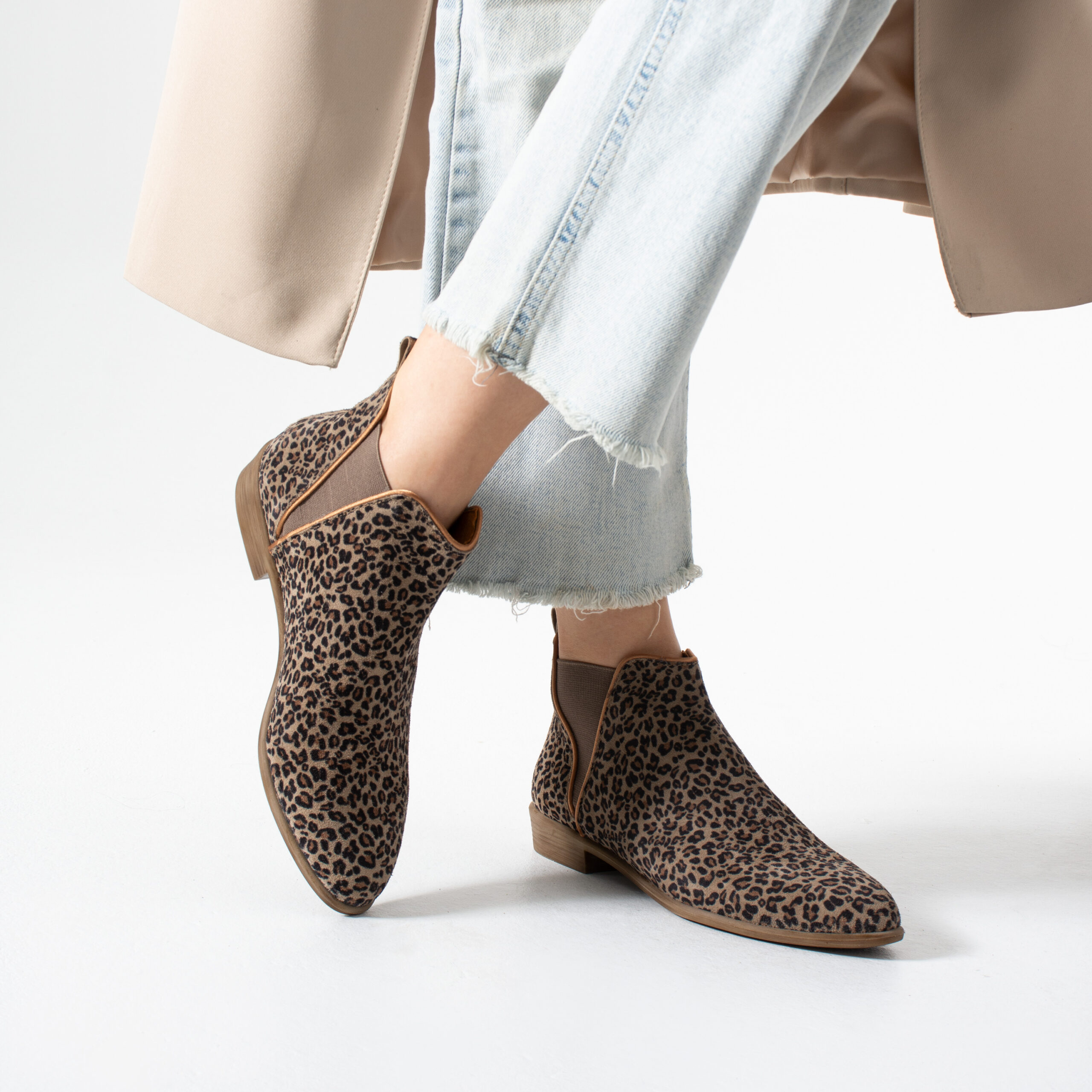 Botine elegante de damă, plate, din piele întoarsă cu imprimeu leopard Monte Botine elegante de damă, plate, din piele întoarsă cu imprimeu leopard Monte