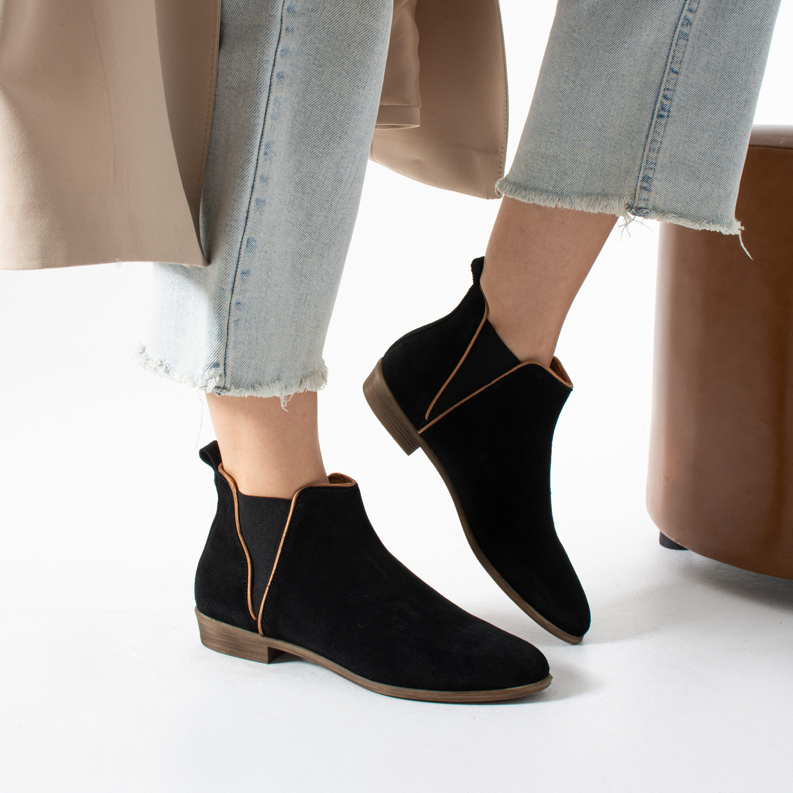 Botine elegante negre cu talpă joasă din piele întoarsă Monte Botine elegante negre cu talpă joasă din piele întoarsă Monte