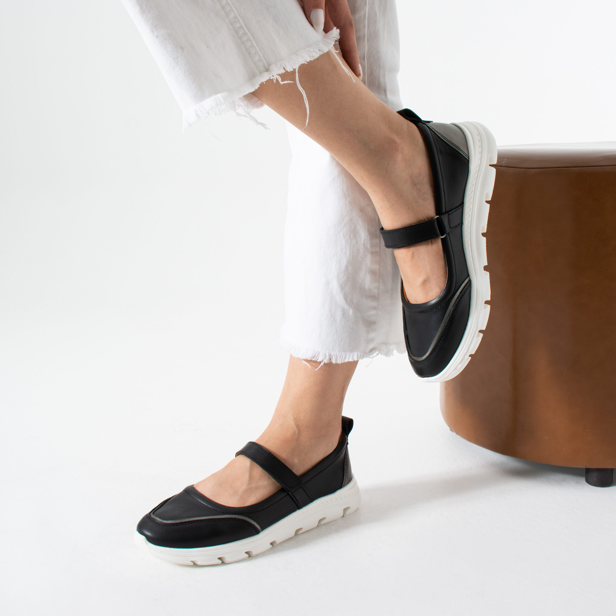 Pantofi casual negri pentru femei din piele naturală și material textil Aria Pantofi casual negri pentru femei din piele naturală și material textil Aria