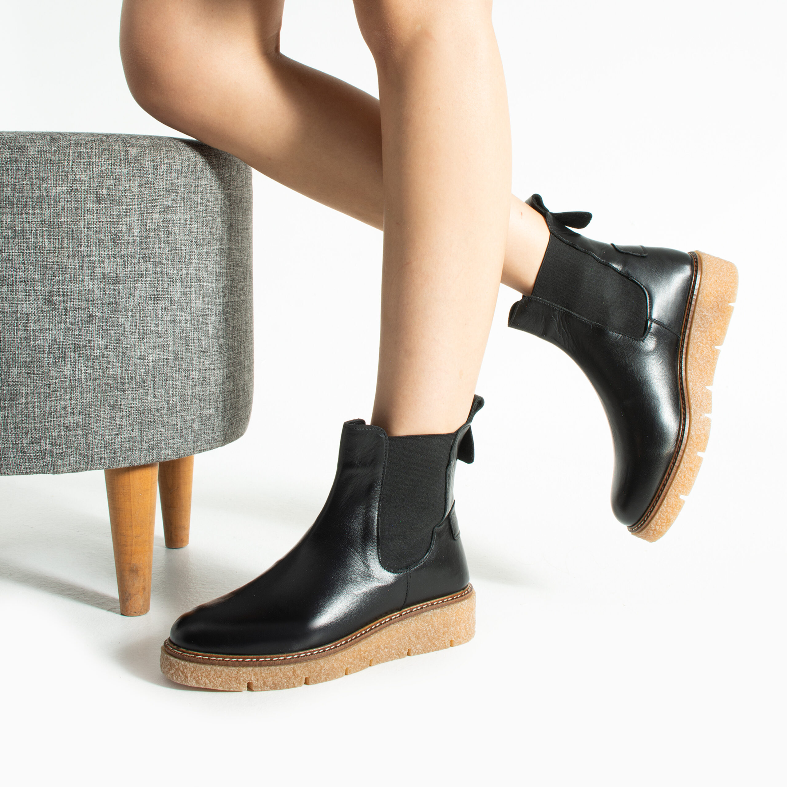 Botine Chelsea negre din piele naturală cu talpă din cauciuc Tabia Botine Chelsea negre din piele naturală cu talpă din cauciuc Tabia