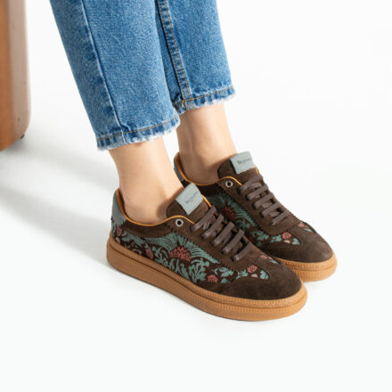 Teniși de damă maro din piele întoarsă naturală cu decorațiuni Singapore