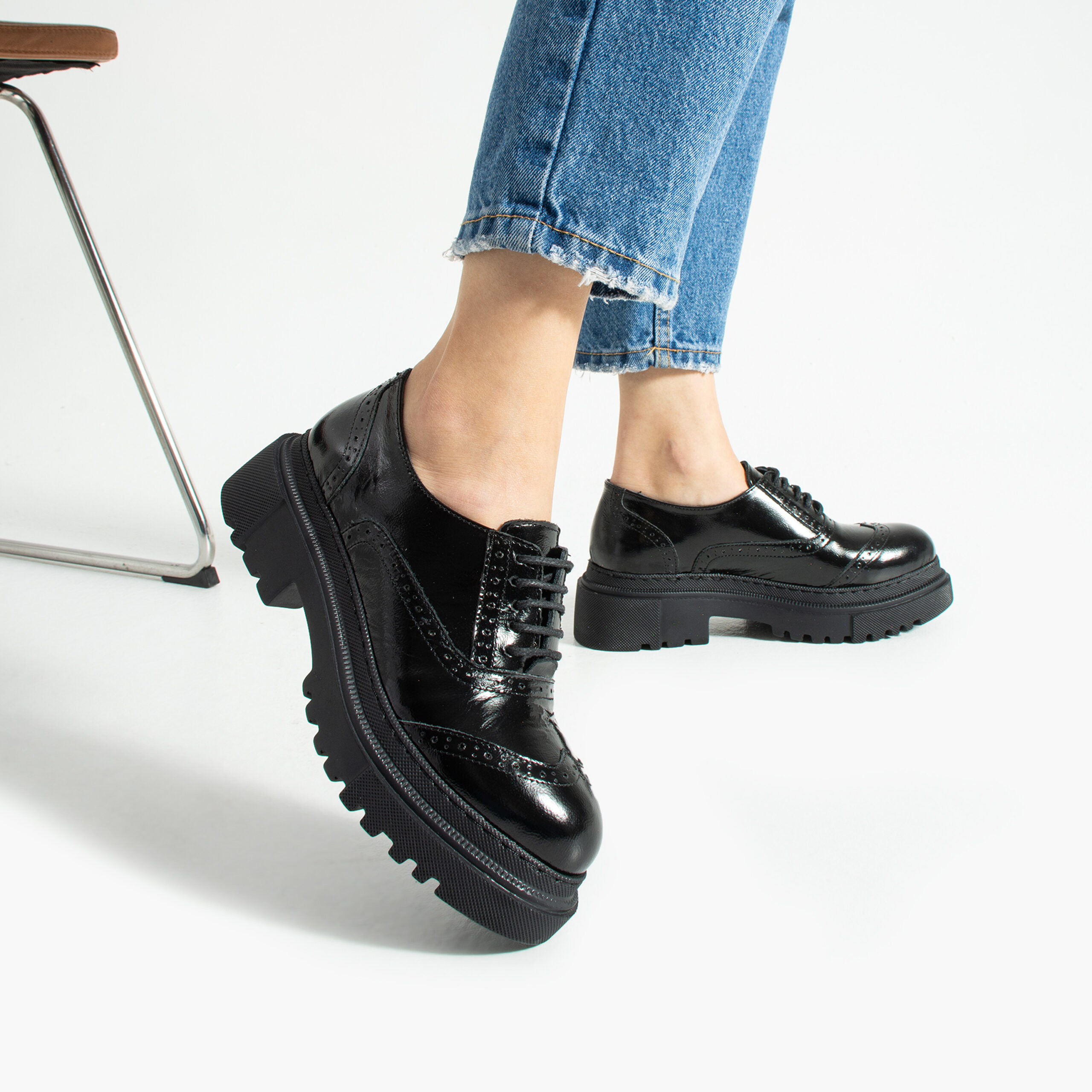 Pantofi oxford de damă negri lăcuiți din piele naturală Mia Pantofi oxford de damă negri lăcuiți din piele naturală Mia