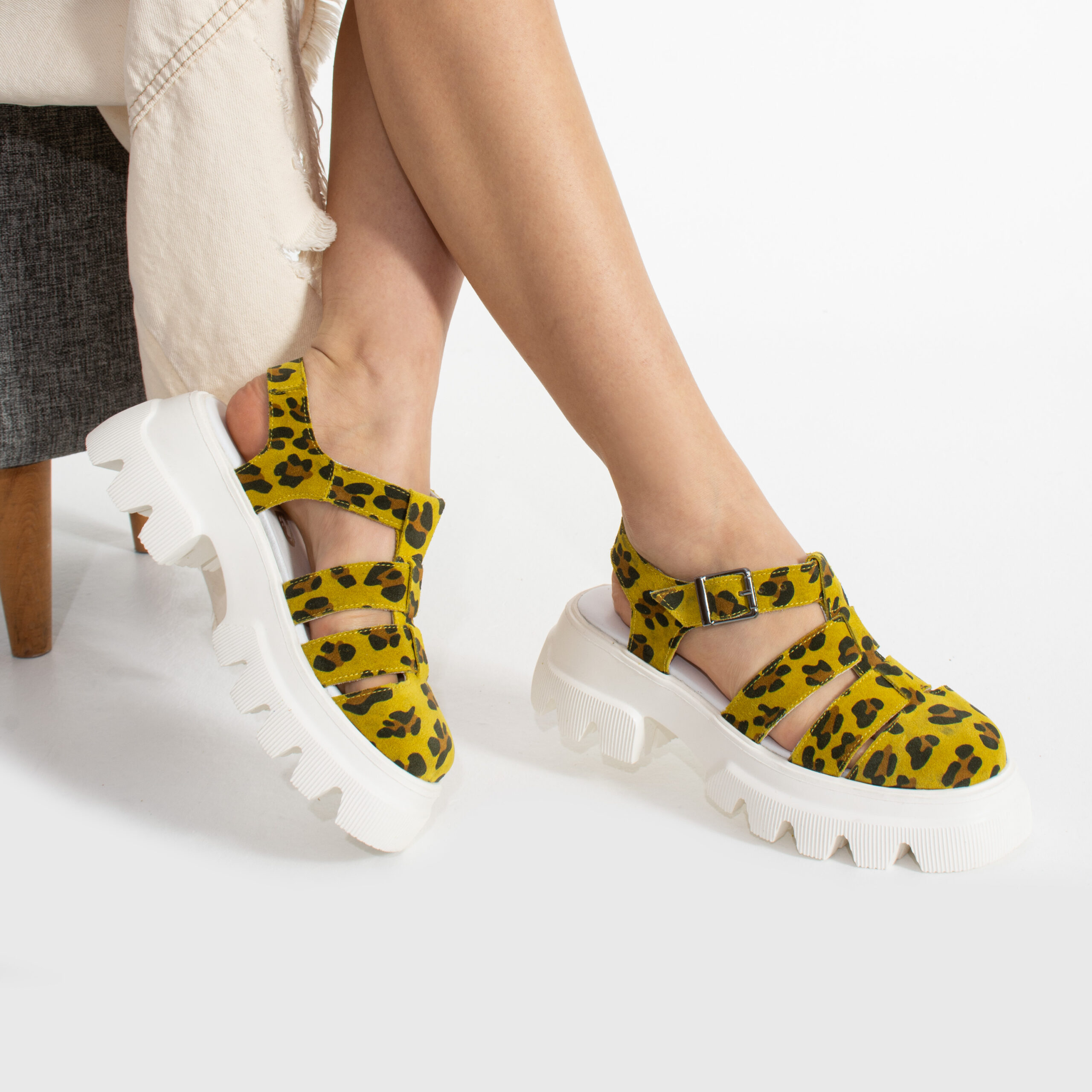 Sandale galbene leopard cu vârf închis din piele întoarsă naturală Noa Sandale galbene leopard cu vârf închis din piele întoarsă naturală Noa