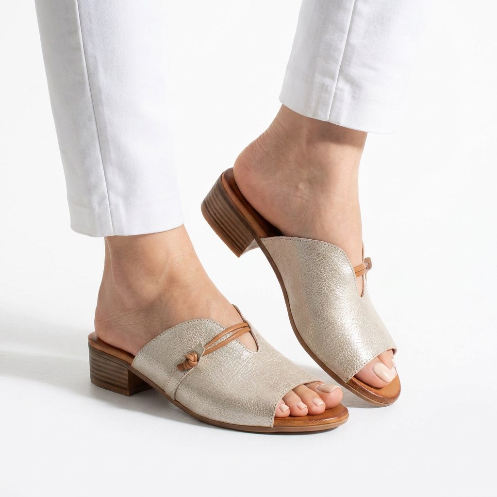 Papuci eleganți de damă aurii cu toc mic din piele naturală Alara Papuci eleganți de damă aurii cu toc mic din piele naturală Alara