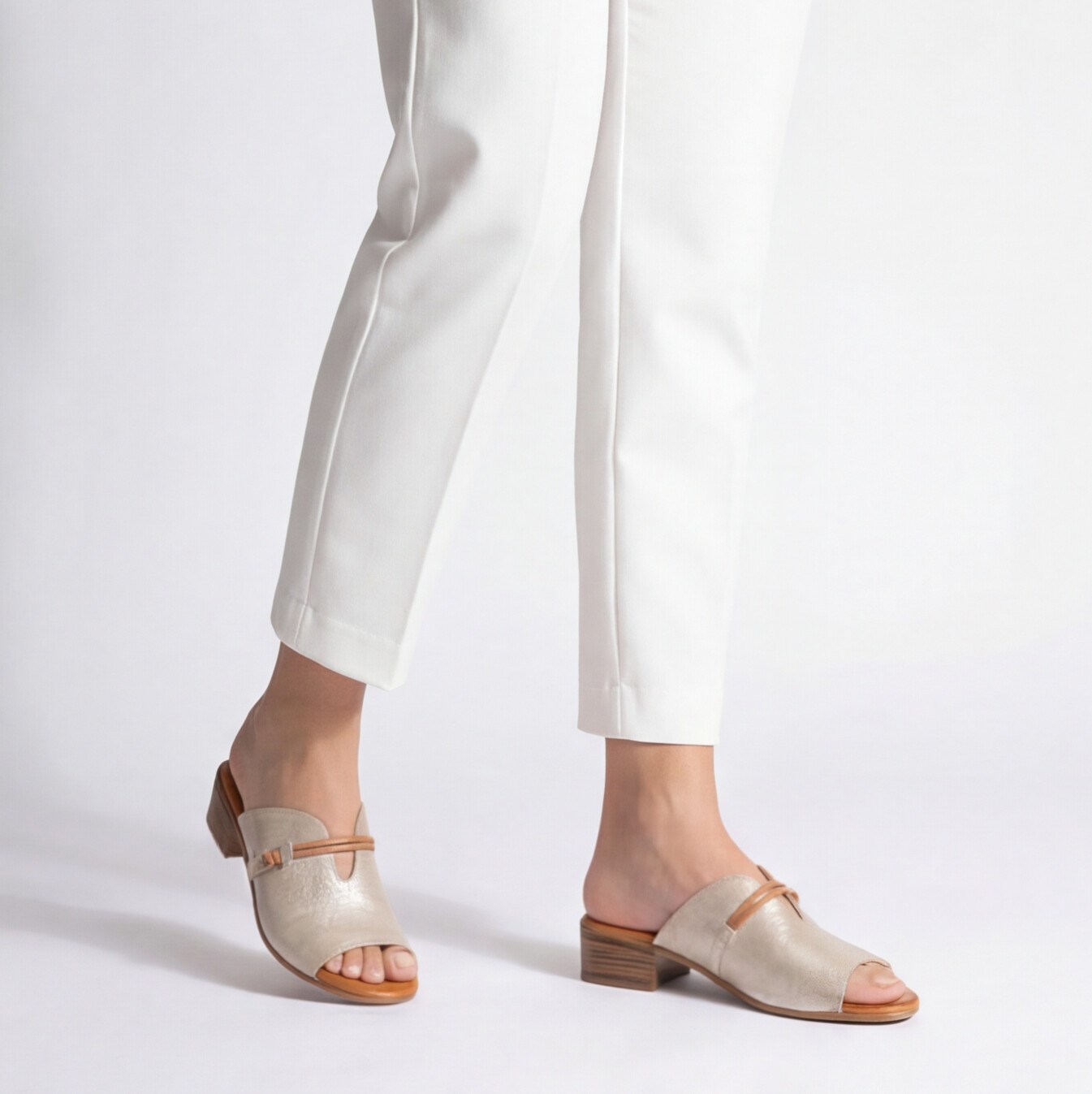 Papuci eleganți de damă aurii cu toc mic din piele naturală Alara Papuci eleganți de damă aurii cu toc mic din piele naturală Alara