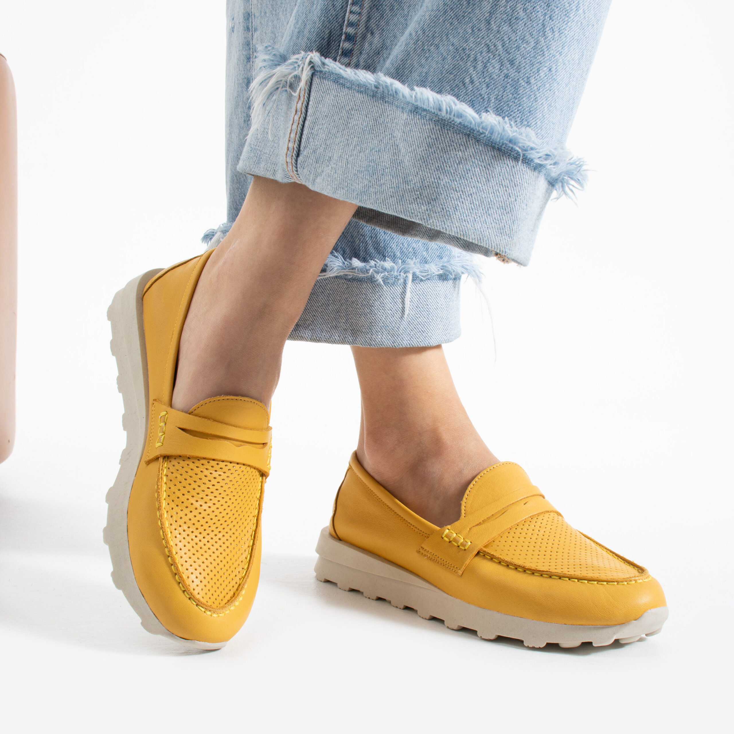 Pantofi casual galbeni damă din piele naturală Monica Pantofi casual galbeni damă din piele naturală Monica