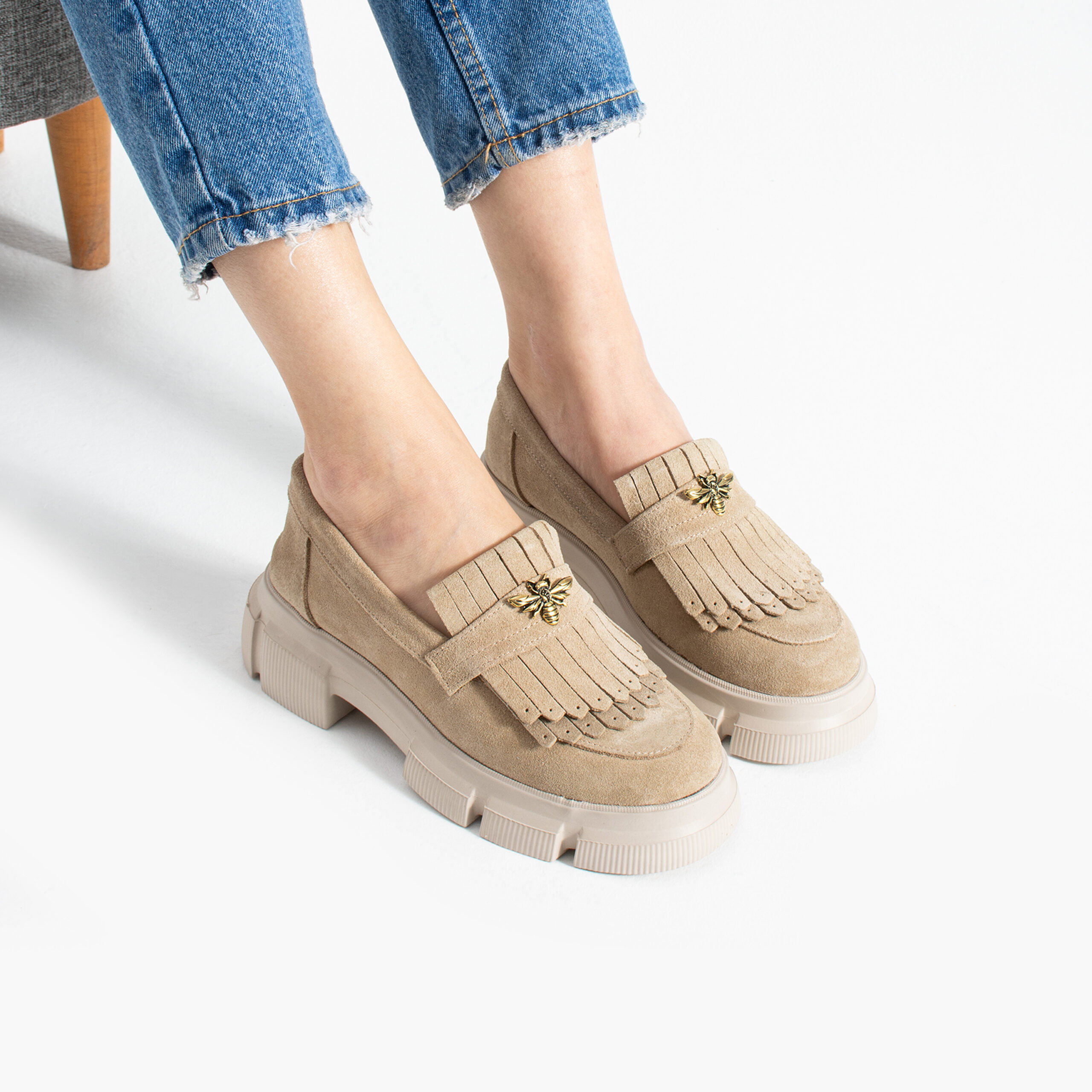 Mocasini damă bej din piele întoarsă naturală, cu broșă în formă de albină Kush Mocasini damă bej din piele întoarsă naturală, cu broșă în formă de albină Kush