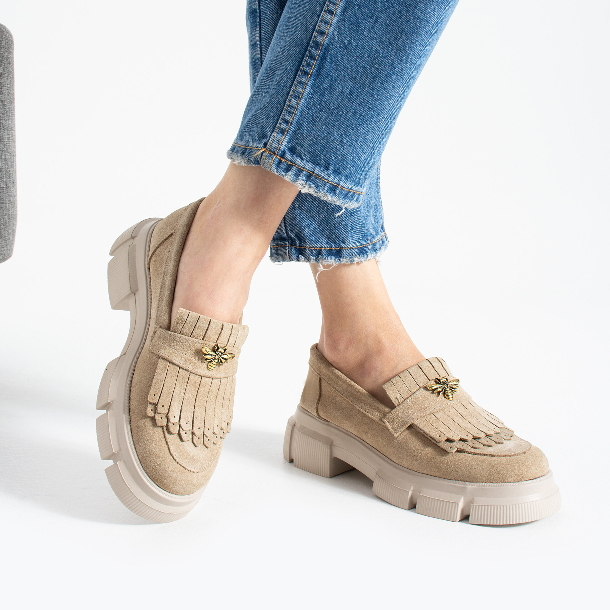 Mocasini damă bej din piele întoarsă naturală, cu broșă în formă de albină Kush Mocasini damă bej din piele întoarsă naturală, cu broșă în formă de albină Kush