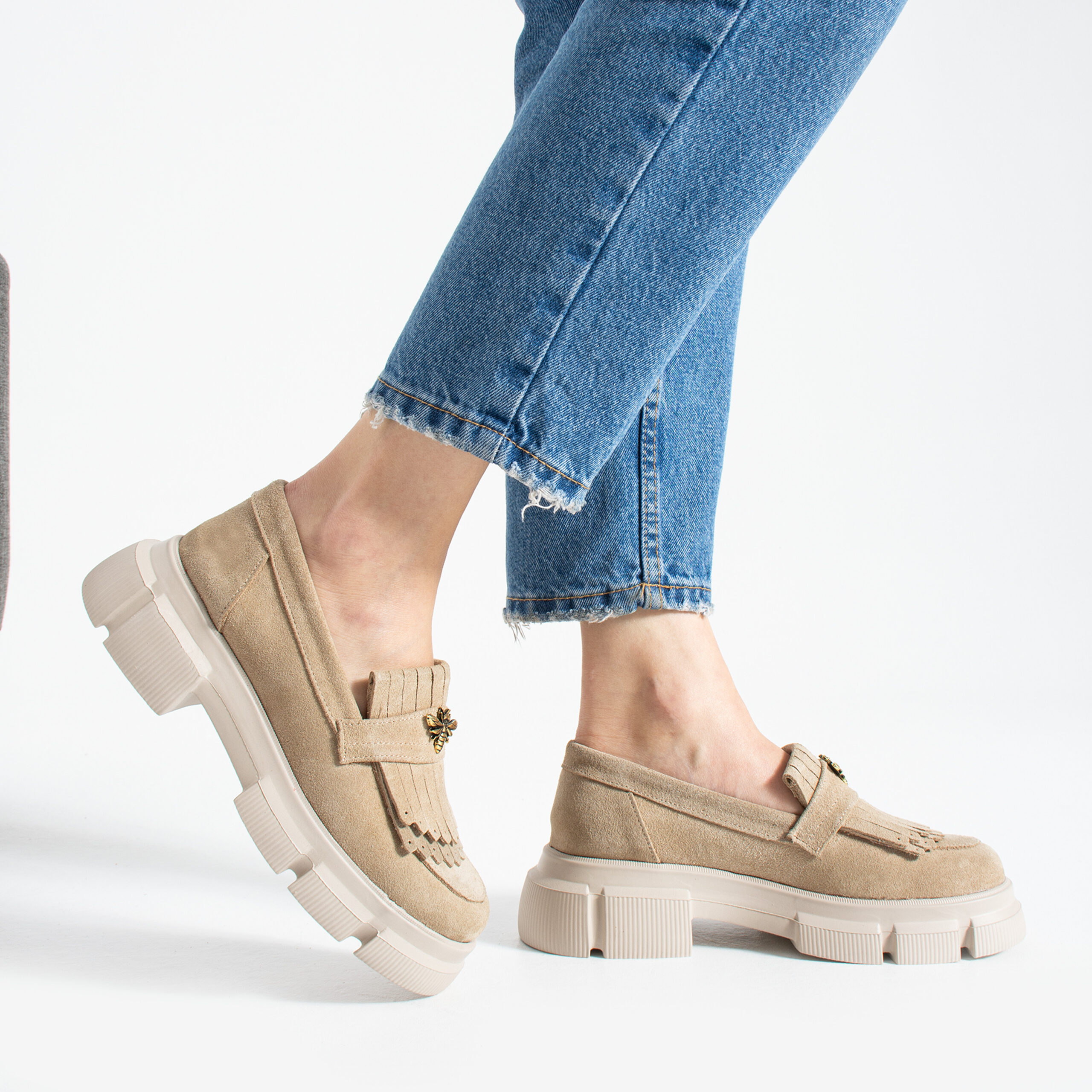 Mocasini damă bej din piele întoarsă naturală, cu broșă în formă de albină Kush Mocasini damă bej din piele întoarsă naturală, cu broșă în formă de albină Kush
