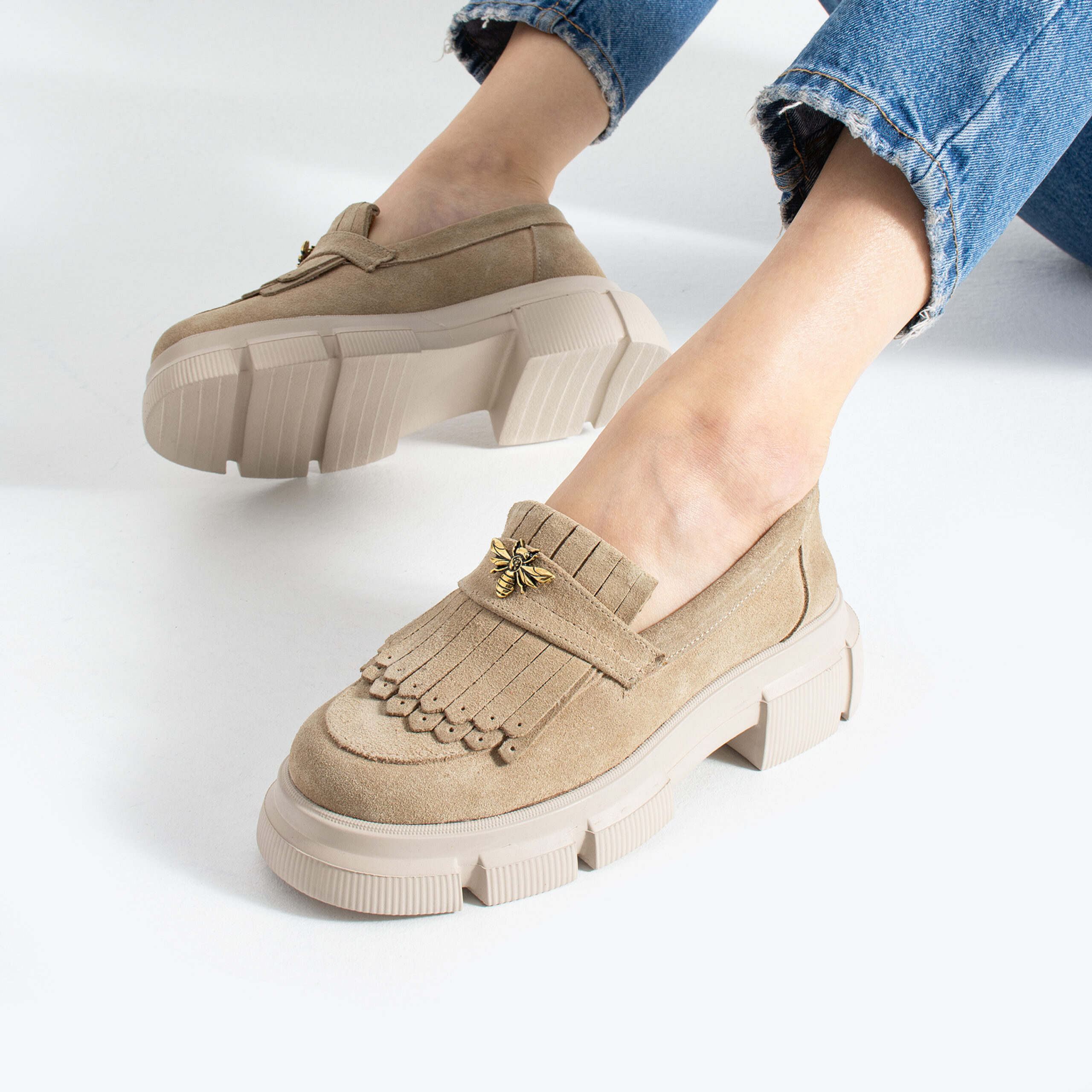 Mocasini damă bej din piele întoarsă naturală, cu broșă în formă de albină Kush Mocasini damă bej din piele întoarsă naturală, cu broșă în formă de albină Kush