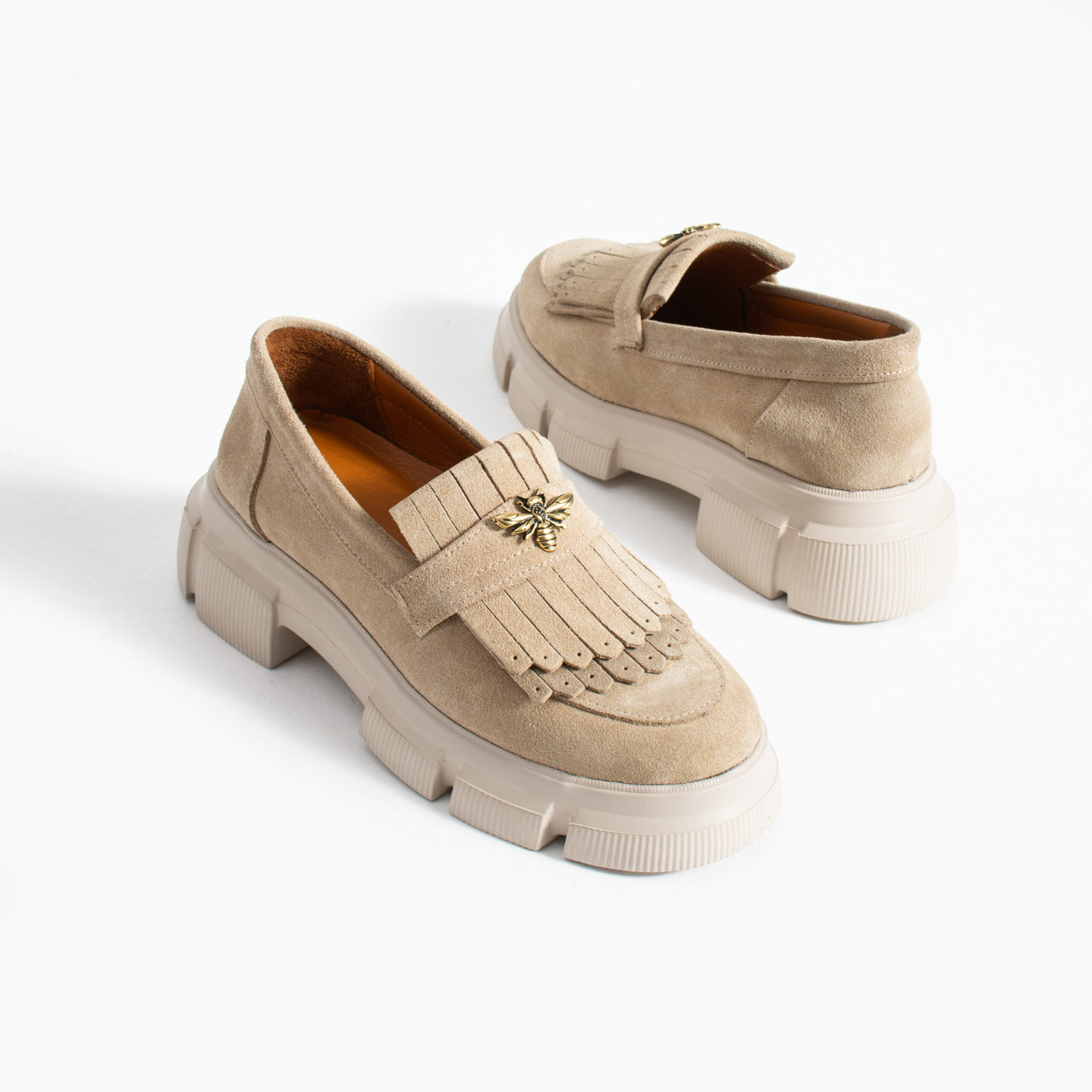 Mocasini damă bej din piele întoarsă naturală, cu broșă în formă de albină Kush Mocasini damă bej din piele întoarsă naturală, cu broșă în formă de albină Kush