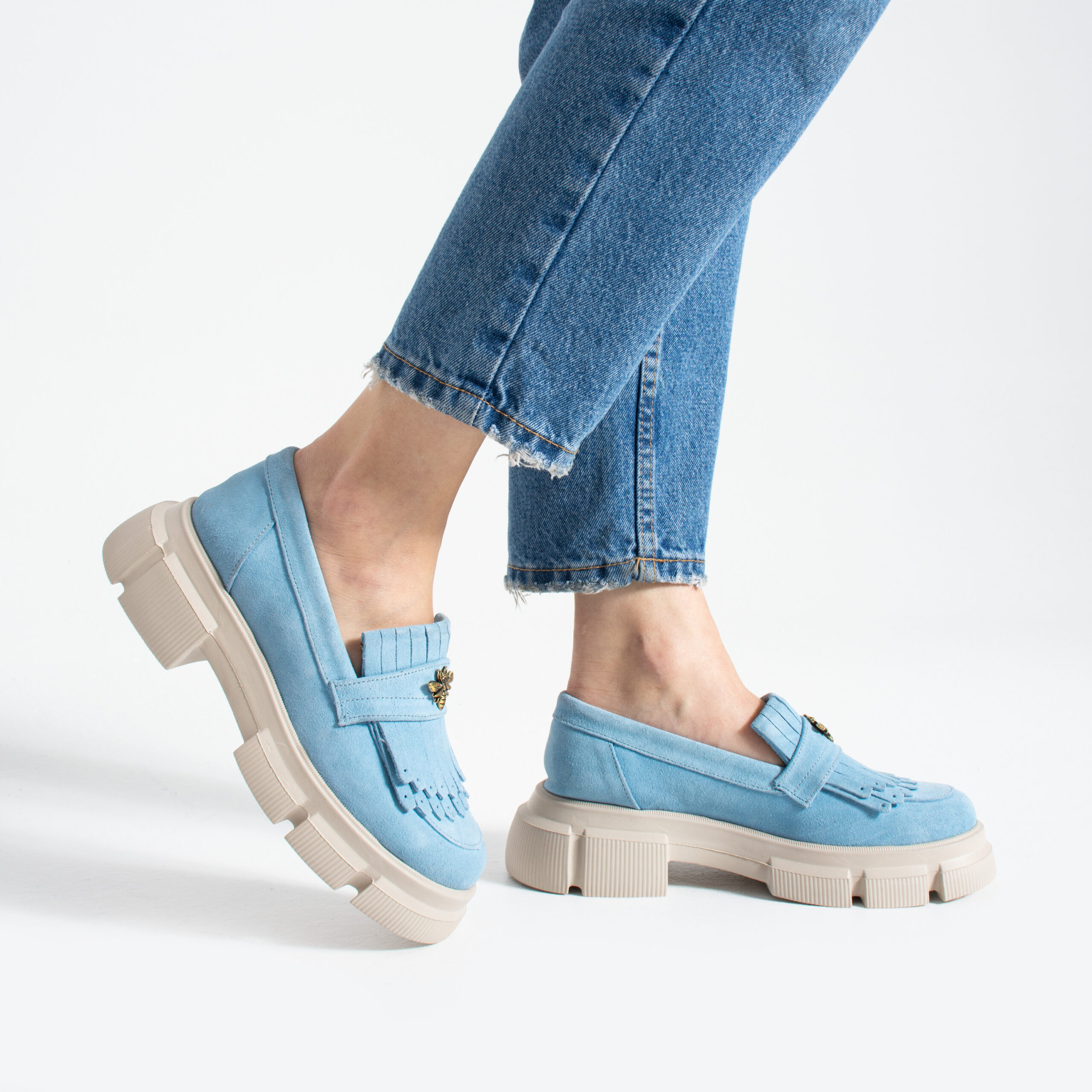 Mocasini albaștri de damă din piele întoarsă naturală cu broșă în formă de albină Kush Mocasini albaștri de damă din piele întoarsă naturală cu broșă în formă de albină Kush