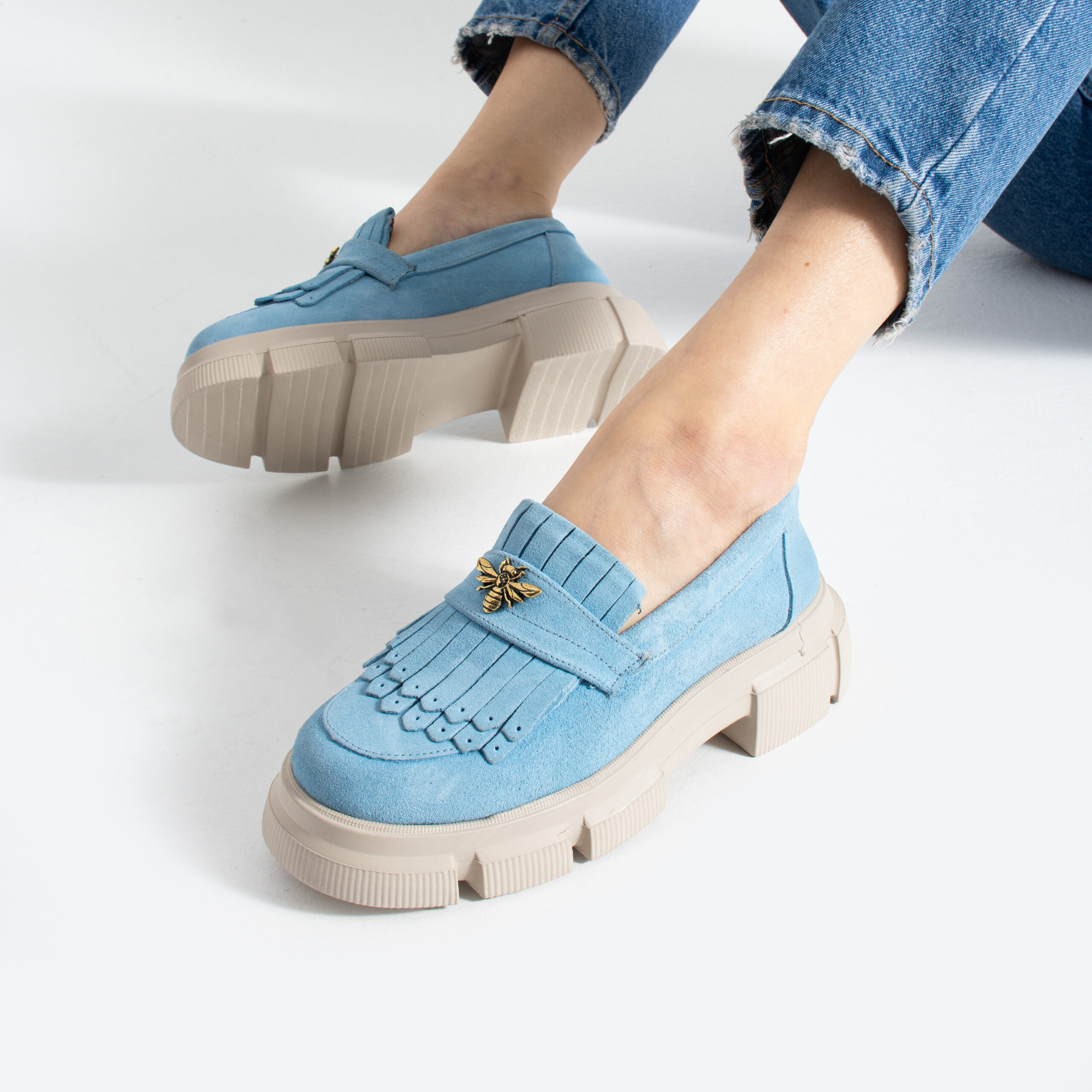 Mocasini albaștri de damă din piele întoarsă naturală cu broșă în formă de albină Kush Mocasini albaștri de damă din piele întoarsă naturală cu broșă în formă de albină Kush