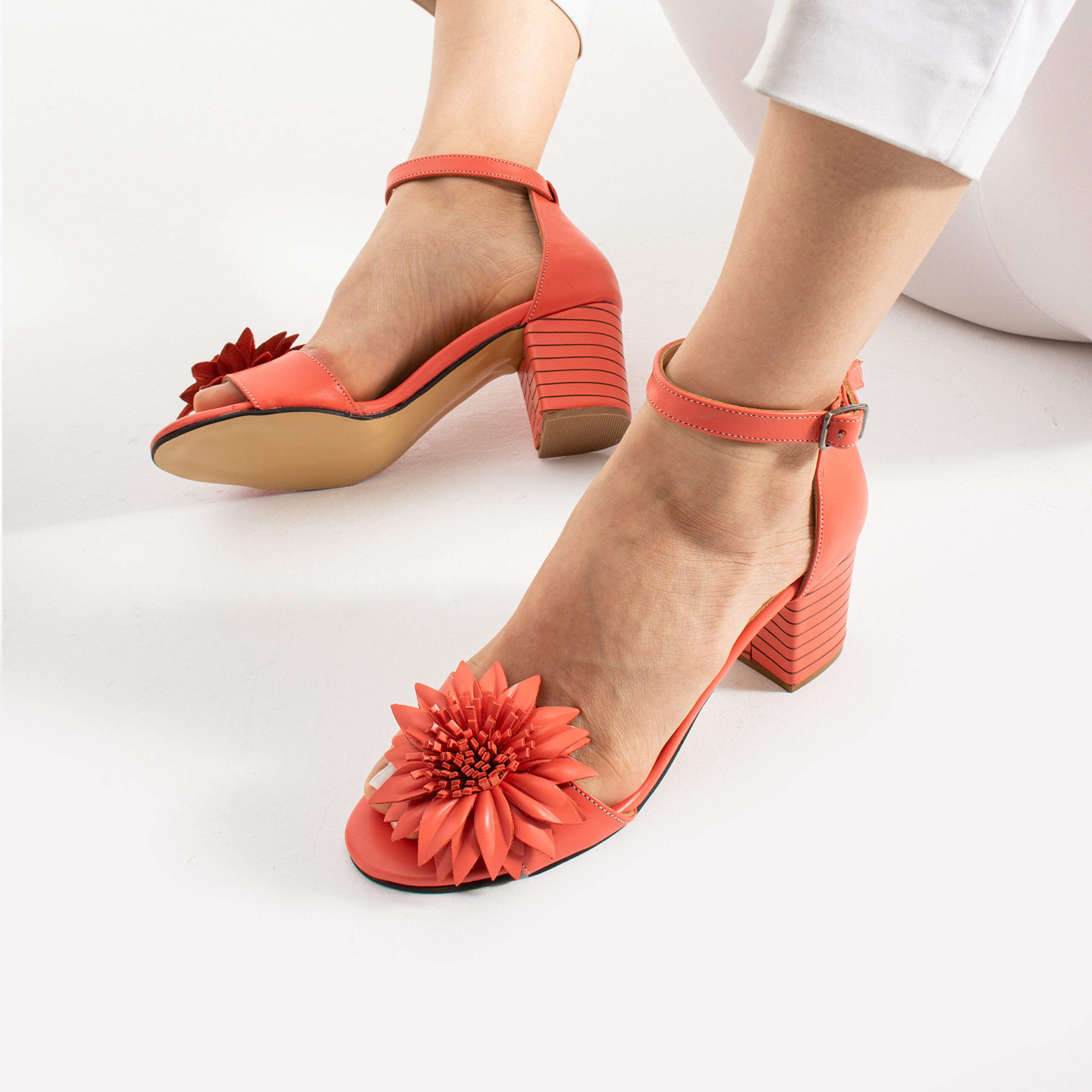 Sandale elegante portocalii cu toc din piele naturală, cu floare Siena Sandale elegante portocalii cu toc din piele naturală, cu floare Siena