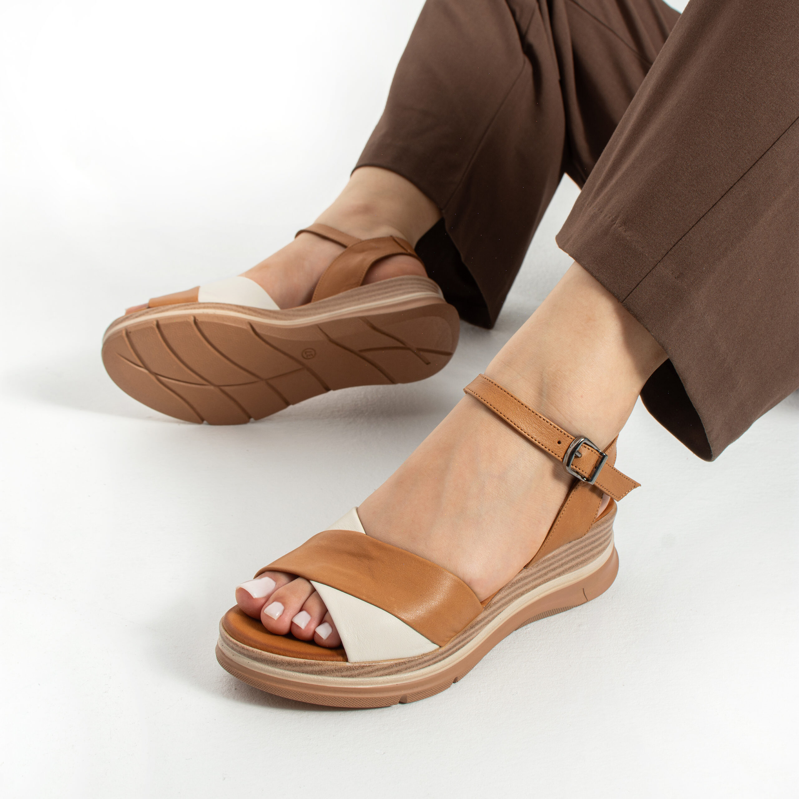 Sandale damă maro din piele naturală cu platformă joasă Mirabelle Sandale damă maro din piele naturală cu platformă joasă Mirabelle