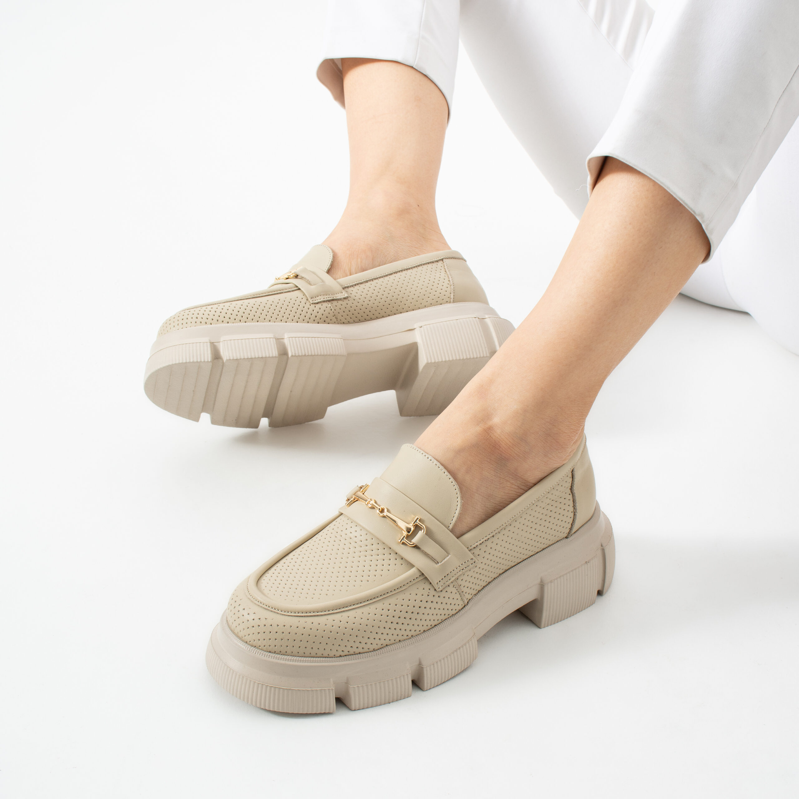 Mocasini de damă bej din piele naturală cu talpă masivă Almada Mocasini de damă bej din piele naturală cu talpă masivă Almada