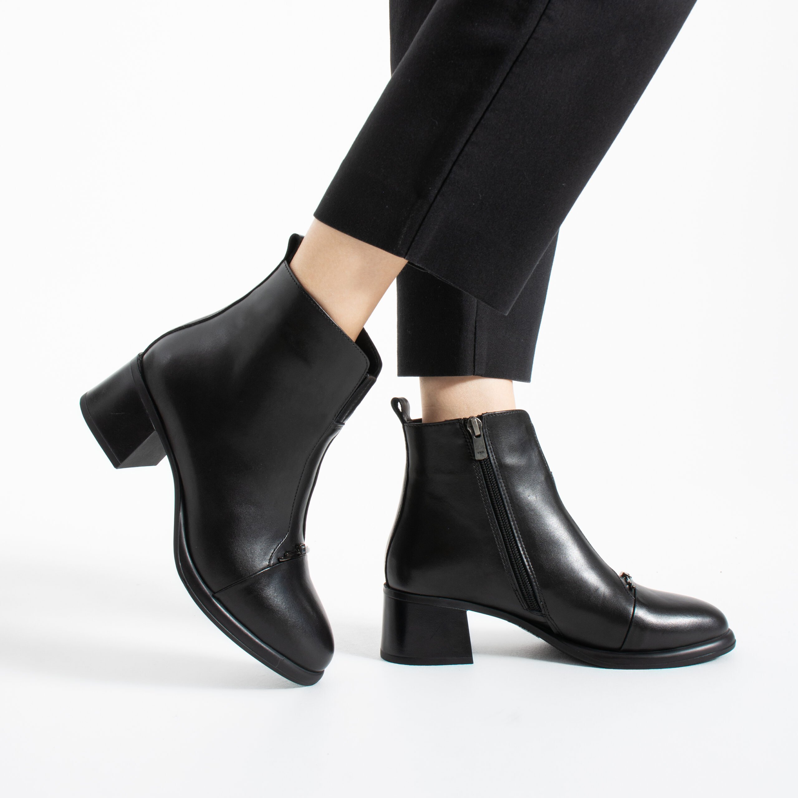 Botine elegante negre din piele naturală Bianca, cu toc jos Botine elegante negre din piele naturală Bianca, cu toc jos
