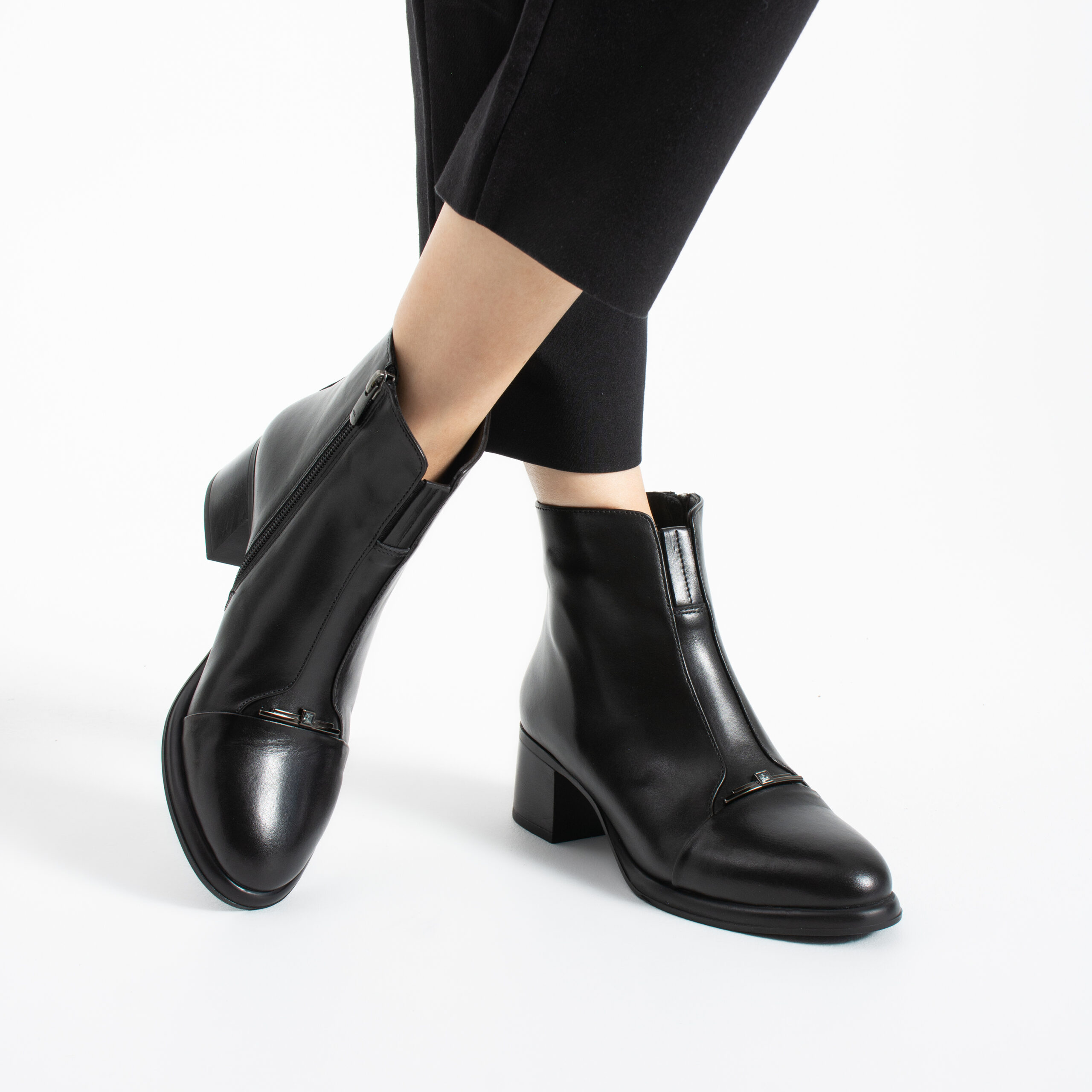 Botine elegante negre din piele naturală Bianca, cu toc jos Botine elegante negre din piele naturală Bianca, cu toc jos