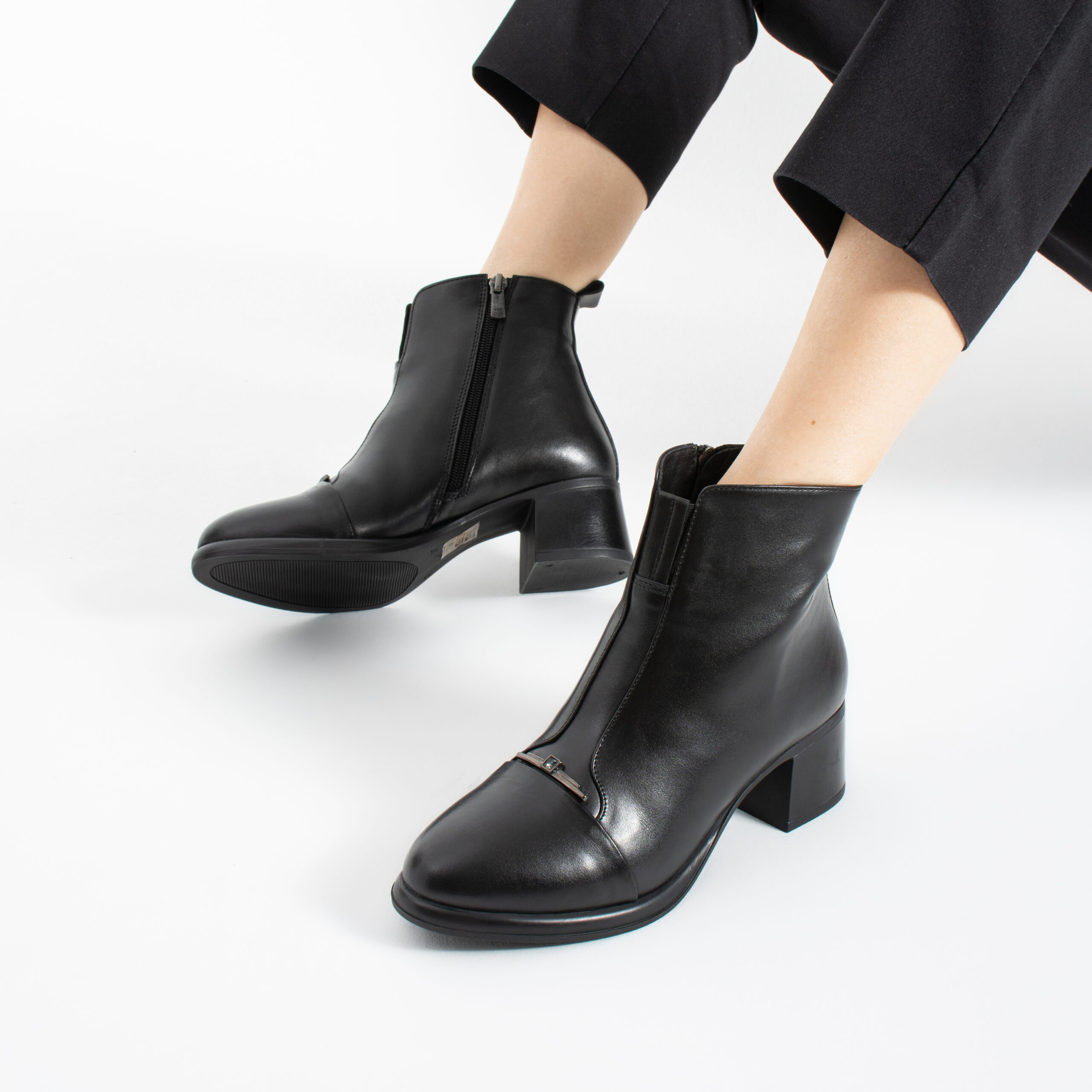 Botine elegante negre din piele naturală Bianca, cu toc jos Botine elegante negre din piele naturală Bianca, cu toc jos