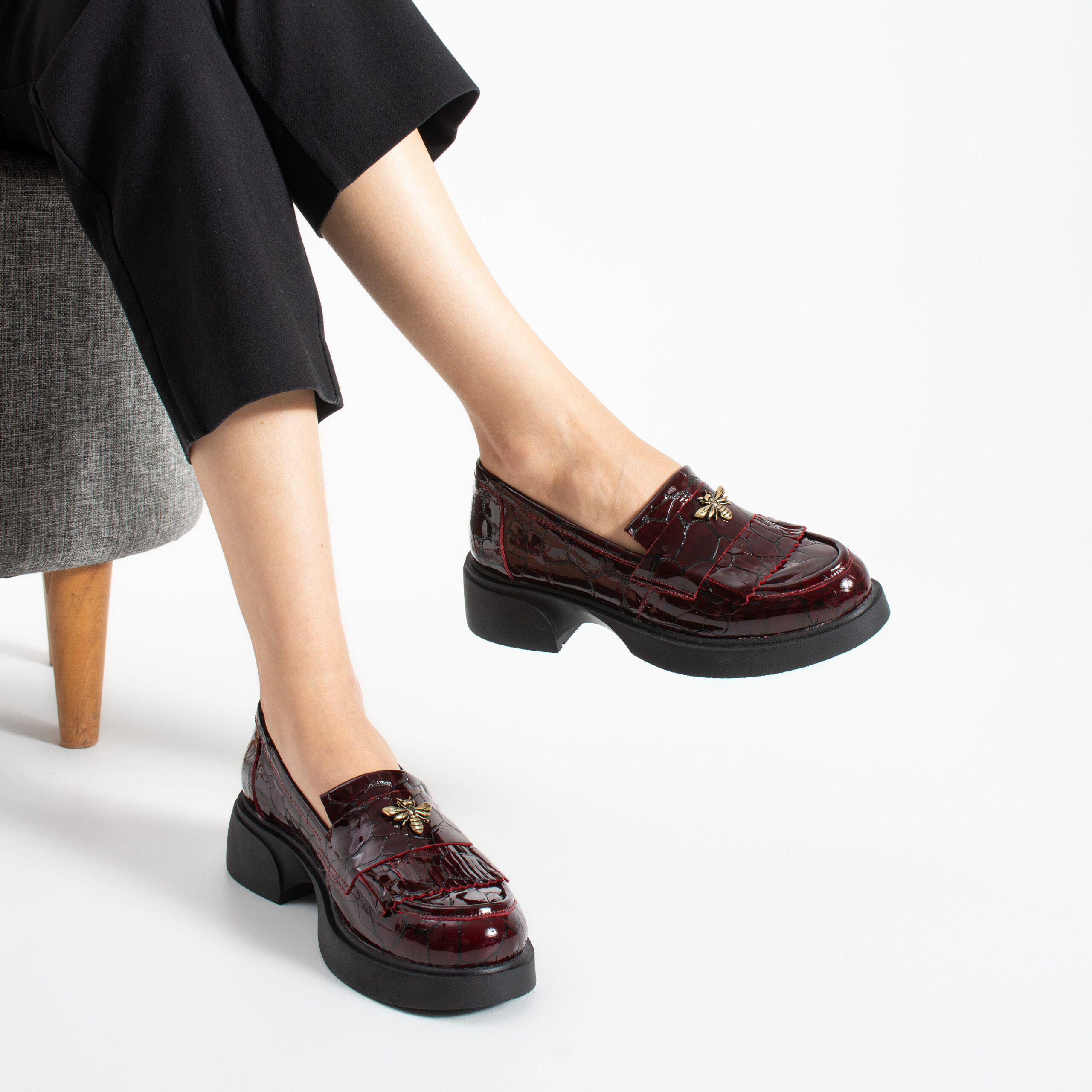 Mocasini damă bordo din piele naturală lăcuită cu broșă în formă de albină Eliza Mocasini damă bordo din piele naturală lăcuită cu broșă în formă de albină Eliza