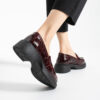 Mocasini damă bordo din piele naturală lăcuită cu broșă în formă de albină Eliza