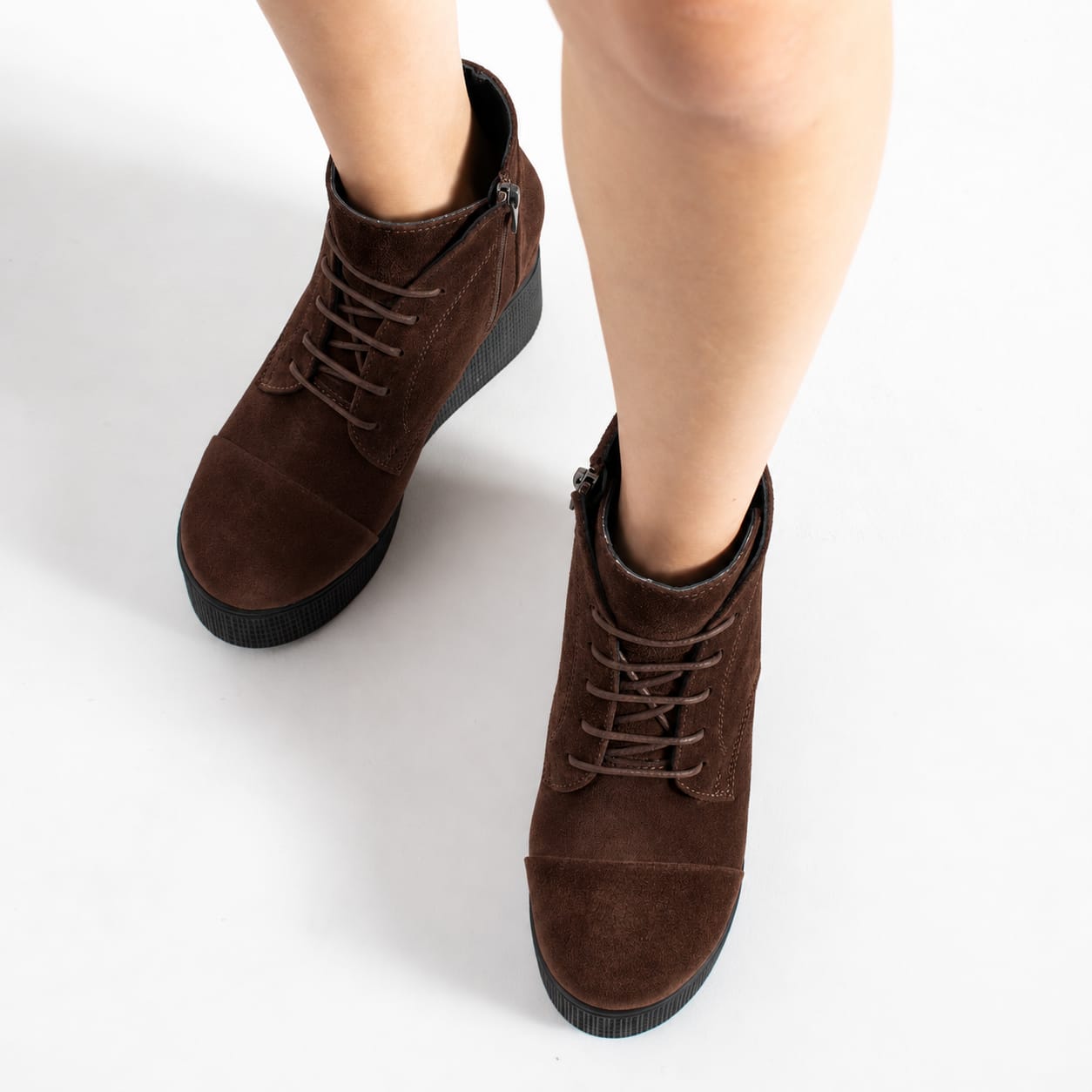 Botine damă Caroline, maro închis, pe platformă, din piele întoarsă naturală, cu șireturi Botine damă Caroline, maro închis, pe platformă, din piele întoarsă naturală, cu șireturi