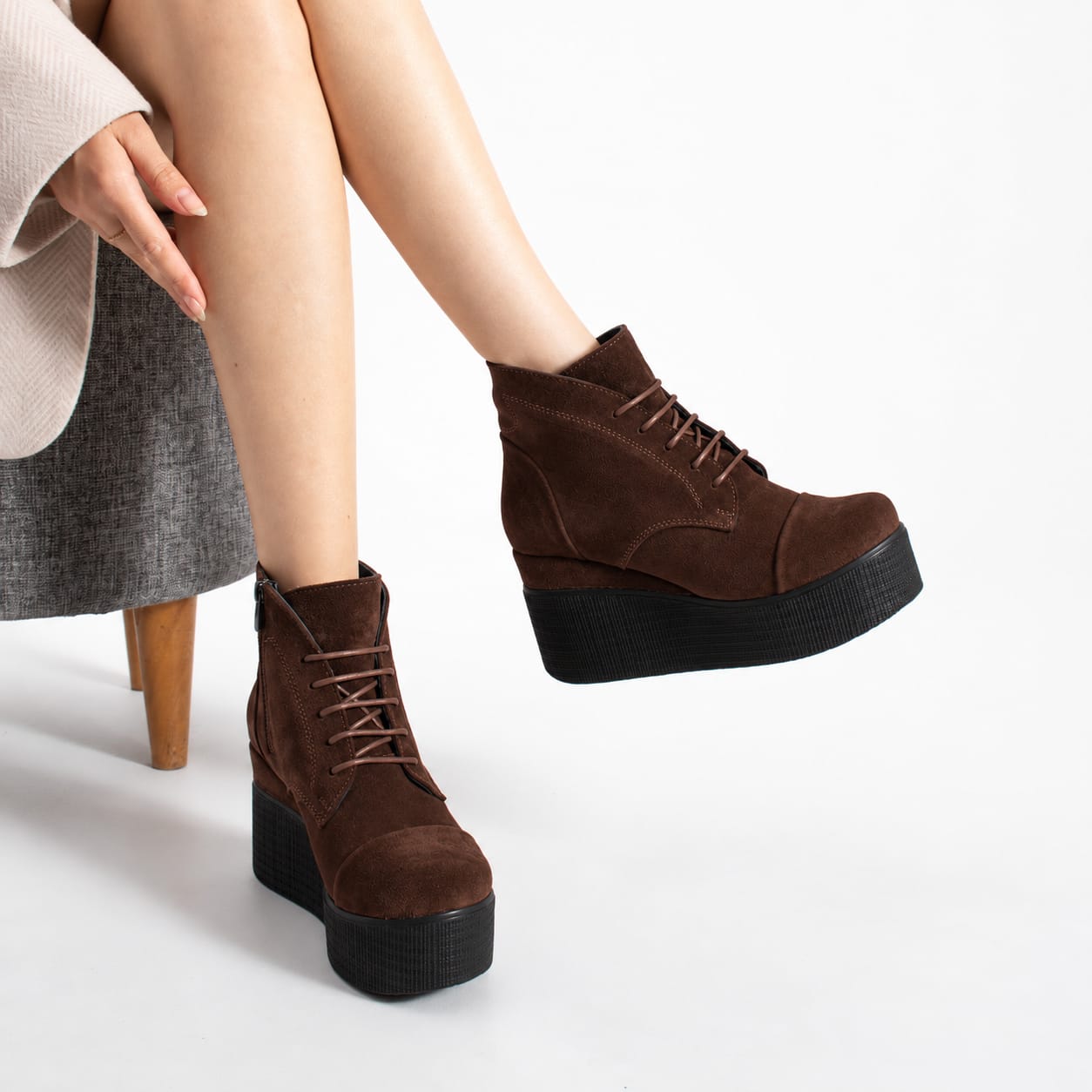 Botine damă Caroline, maro închis, pe platformă, din piele întoarsă naturală, cu șireturi Botine damă Caroline, maro închis, pe platformă, din piele întoarsă naturală, cu șireturi