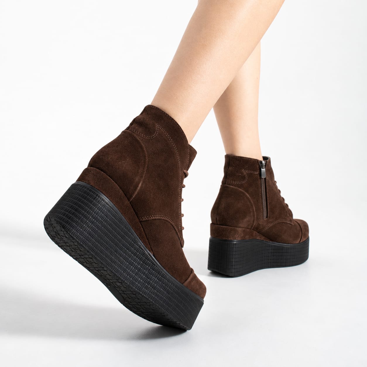 Botine damă Caroline, maro închis, pe platformă, din piele întoarsă naturală, cu șireturi Botine damă Caroline, maro închis, pe platformă, din piele întoarsă naturală, cu șireturi