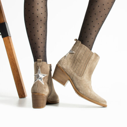 Botine cowboy de damă bej cu toc din piele întoarsă naturală și decorațiuni Sabina Botine cowboy de damă bej cu toc din piele întoarsă naturală și decorațiuni Sabina