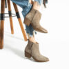 Botine cowboy scurte de damă, bej, cu toc, din piele întoarsă naturală Valeria