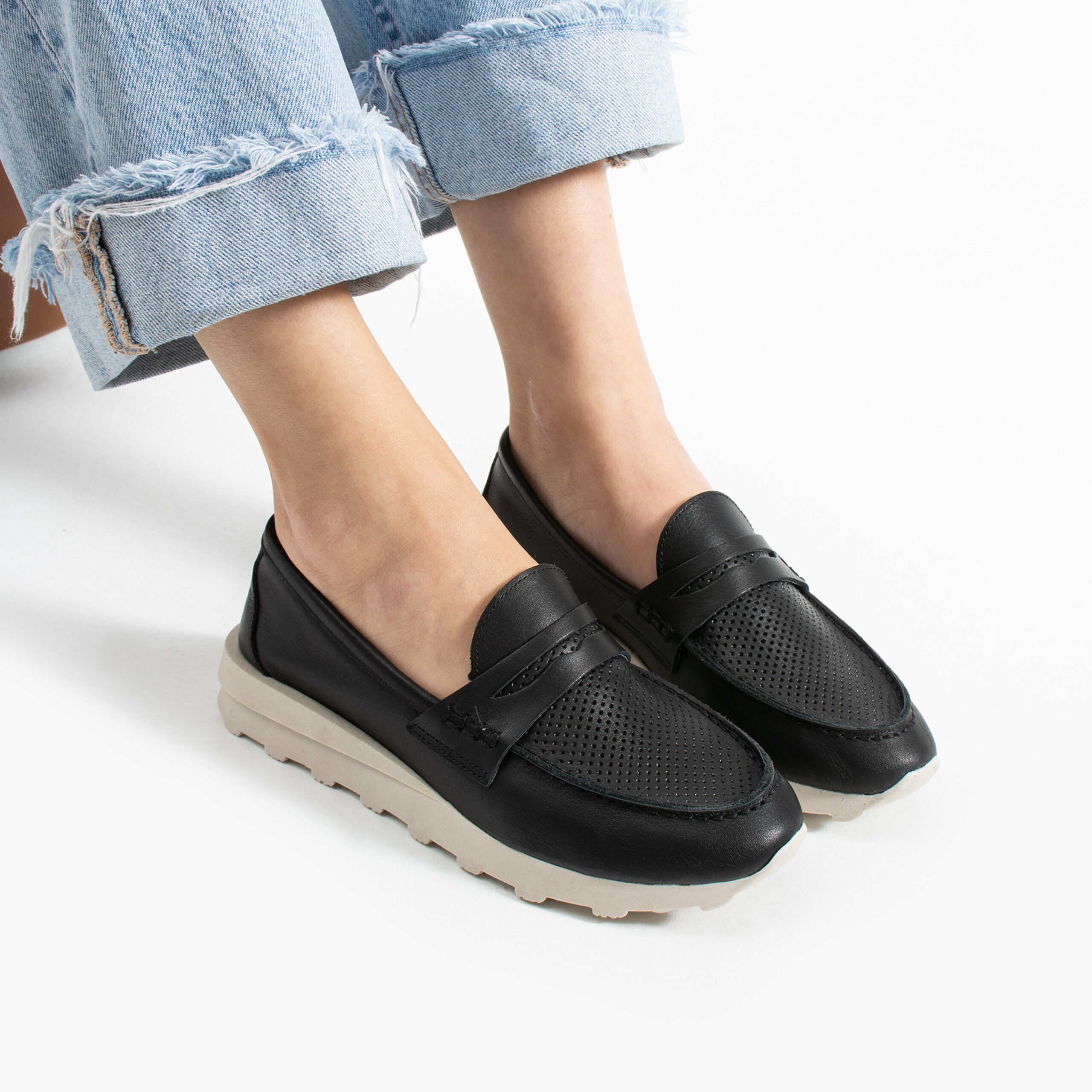 Pantofi casual negri de damă din piele naturală Monica Pantofi casual negri de damă din piele naturală Monica
