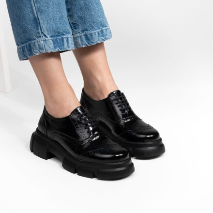 Mocasini oxford negri din piele lăcuită Carama